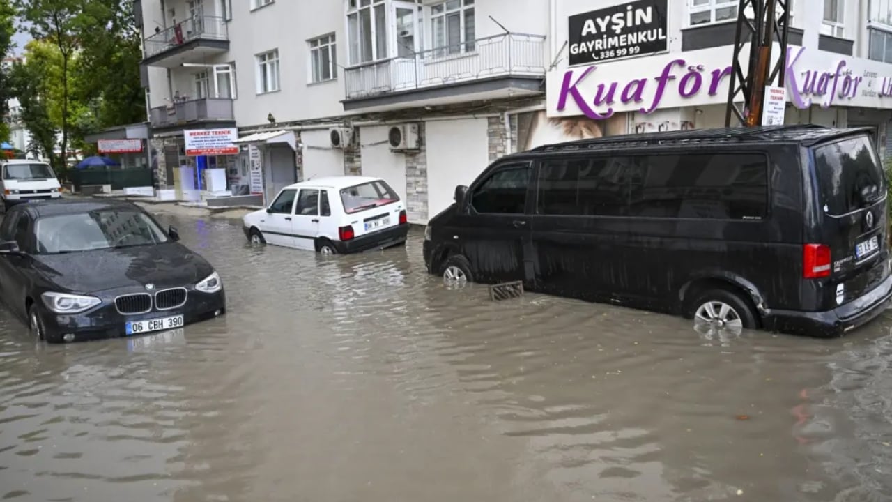 Foto - Yine yağmur, yine aynı çile! CHP'li metropoller sağanağa teslim