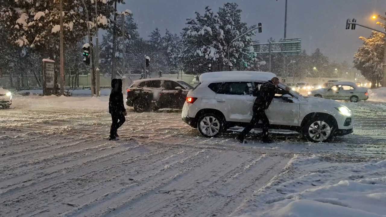 Foto - Yoğun kar yağışı etkili oluyor! Araçlar yolda kaldı, uçak seferleri iptal edildi