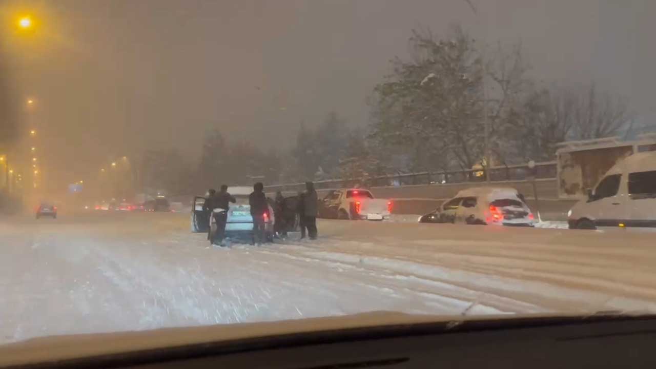 Foto - Yoğun kar yağışı etkili oluyor! Araçlar yolda kaldı, uçak seferleri iptal edildi
