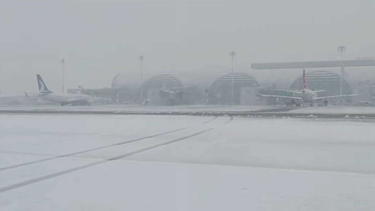 Foto - Yoğun kar yağışı etkili oluyor! Araçlar yolda kaldı, uçak seferleri iptal edildi