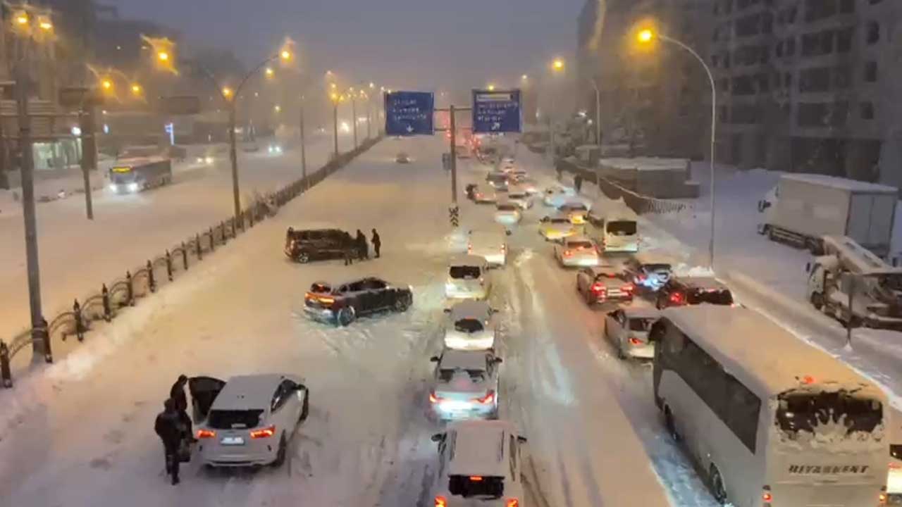 Foto - Yoğun kar yağışı etkili oluyor! Araçlar yolda kaldı, uçak seferleri iptal edildi