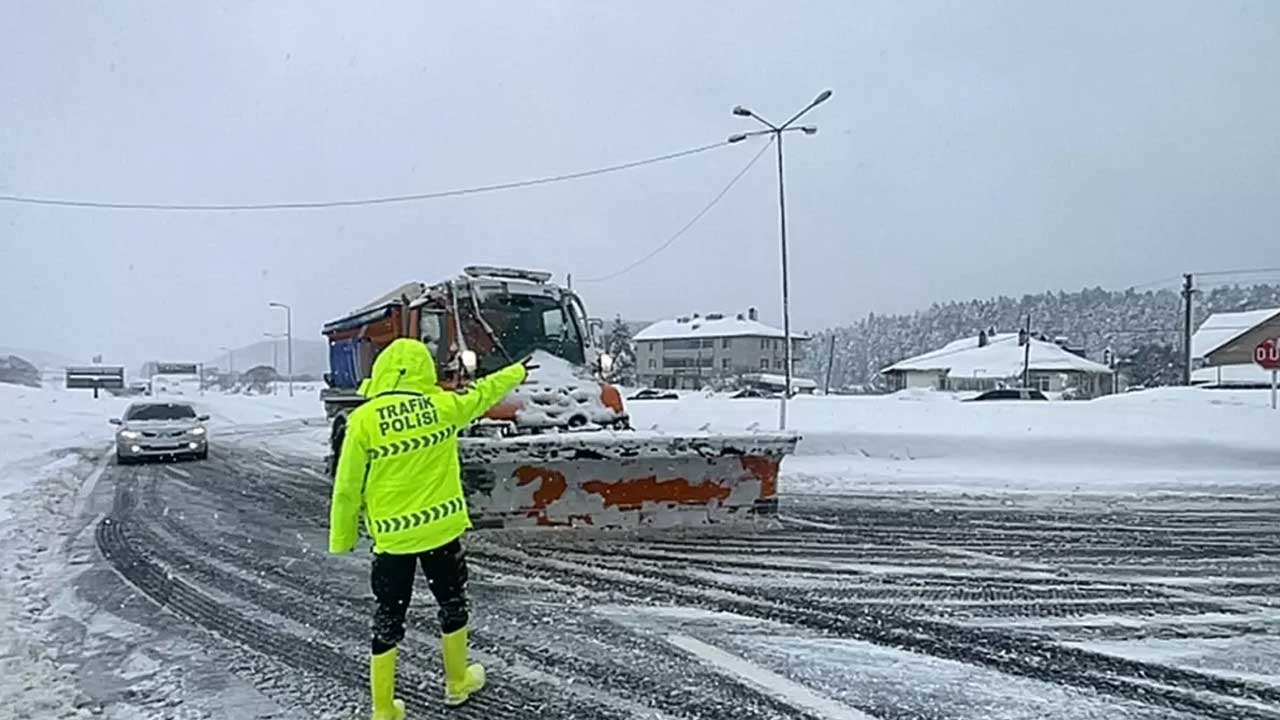 Foto - Yoğun kar yağışı etkili oluyor! D-100 kara yolu İstanbul istikameti ulaşıma kapandı