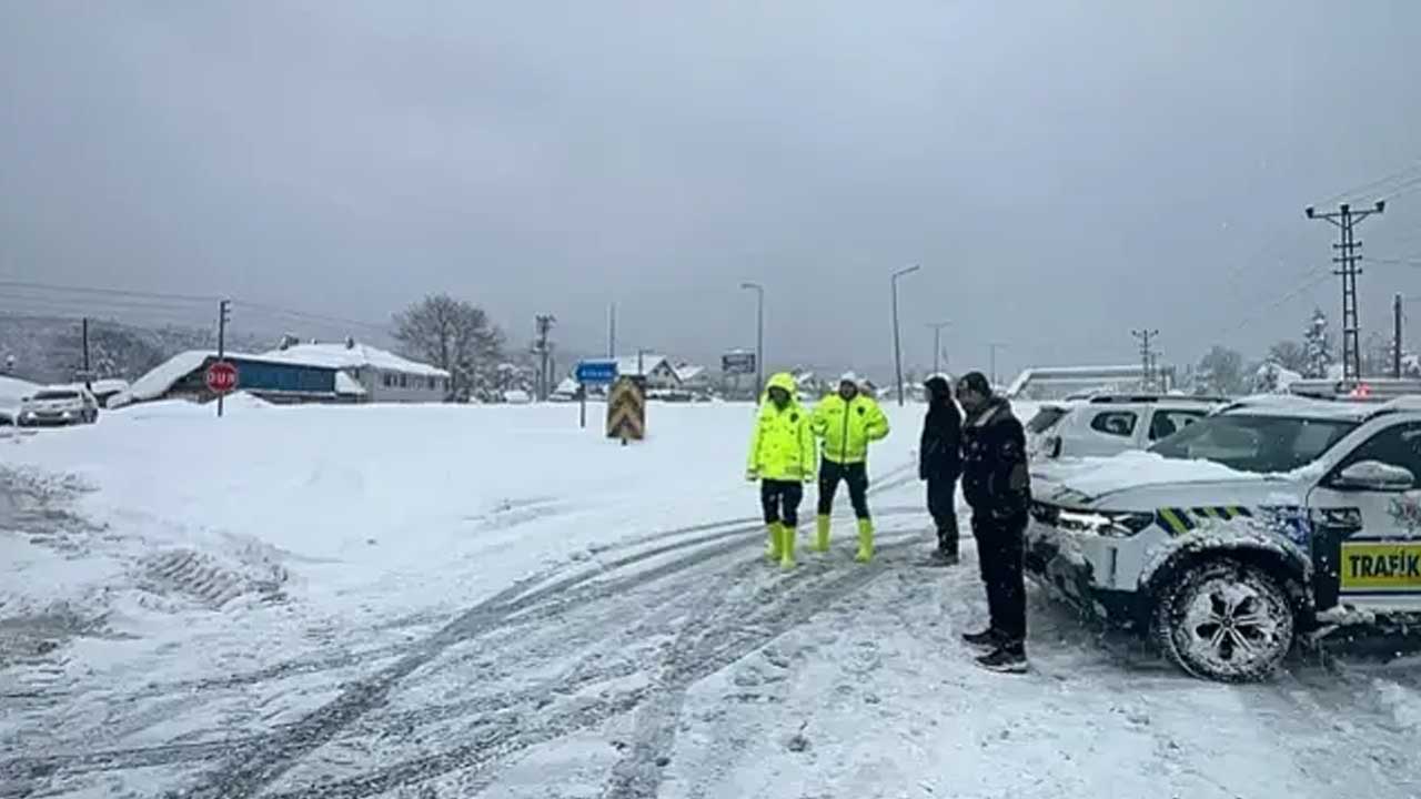 Foto - Yoğun kar yağışı etkili oluyor! D-100 kara yolu İstanbul istikameti ulaşıma kapandı