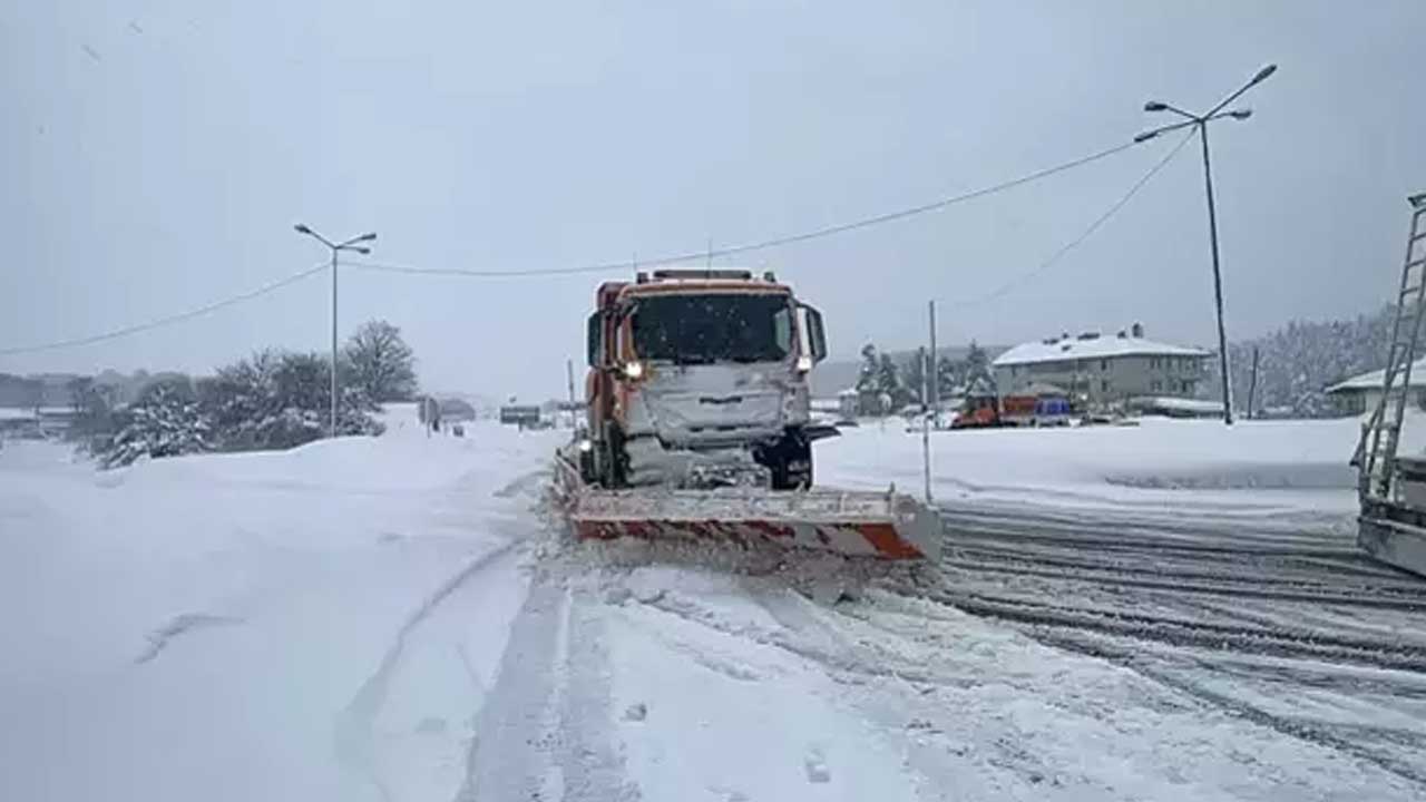 Foto - Yoğun kar yağışı etkili oluyor! D-100 kara yolu İstanbul istikameti ulaşıma kapandı