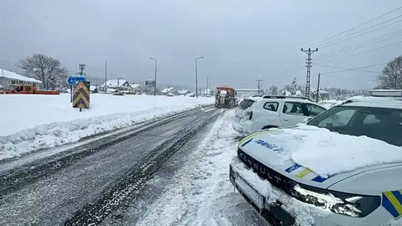 Foto - Yoğun kar yağışı etkili oluyor! D-100 kara yolu İstanbul istikameti ulaşıma kapandı