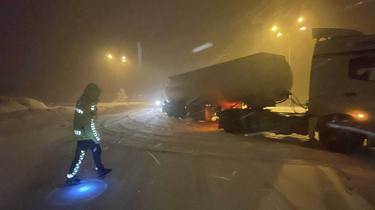 Foto - Yoğun kar yağışı etkili oluyor! İstanbul yönü ağır tonajlı araçlara kapatıldı