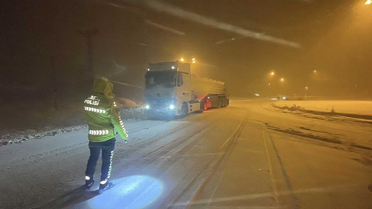 Foto - Yoğun kar yağışı etkili oluyor! İstanbul yönü ağır tonajlı araçlara kapatıldı