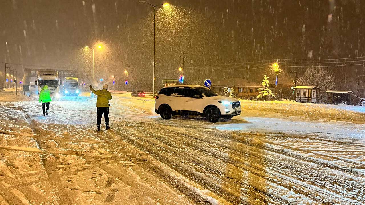 Foto - Yoğun kar yağışı etkili oluyor! İstanbul yönü ağır tonajlı araçlara kapatıldı