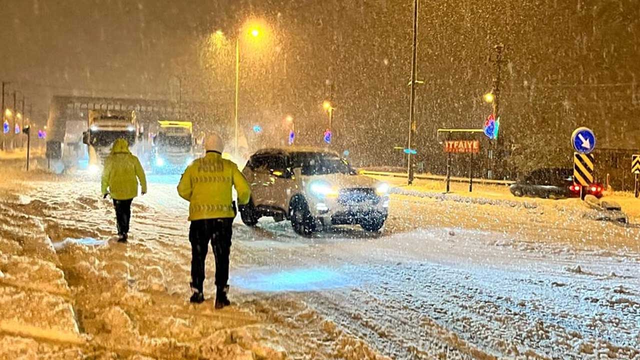 Foto - Yoğun kar yağışı etkili oluyor! İstanbul yönü ağır tonajlı araçlara kapatıldı