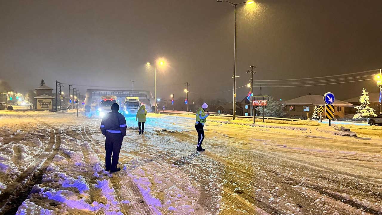 Foto - Yoğun kar yağışı etkili oluyor! İstanbul yönü ağır tonajlı araçlara kapatıldı