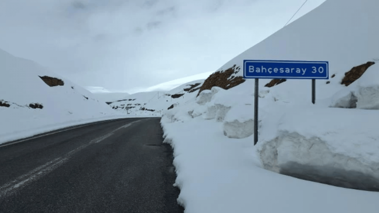 Foto - Yoğun kar yağışı hayatı durdurmuştu! 3 aydır kapalı olan yol açılıyor