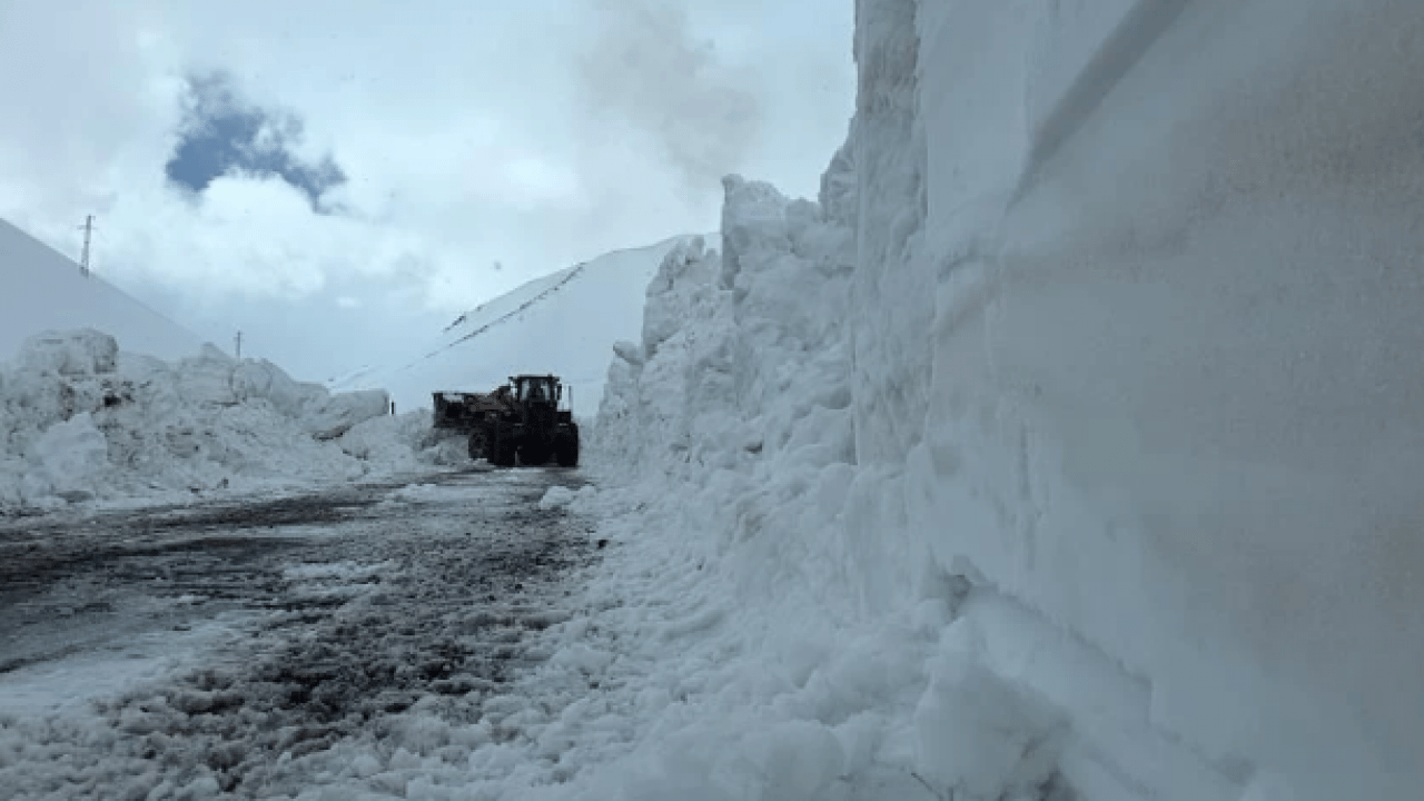 Foto - Yoğun kar yağışı hayatı durdurmuştu! 3 aydır kapalı olan yol açılıyor