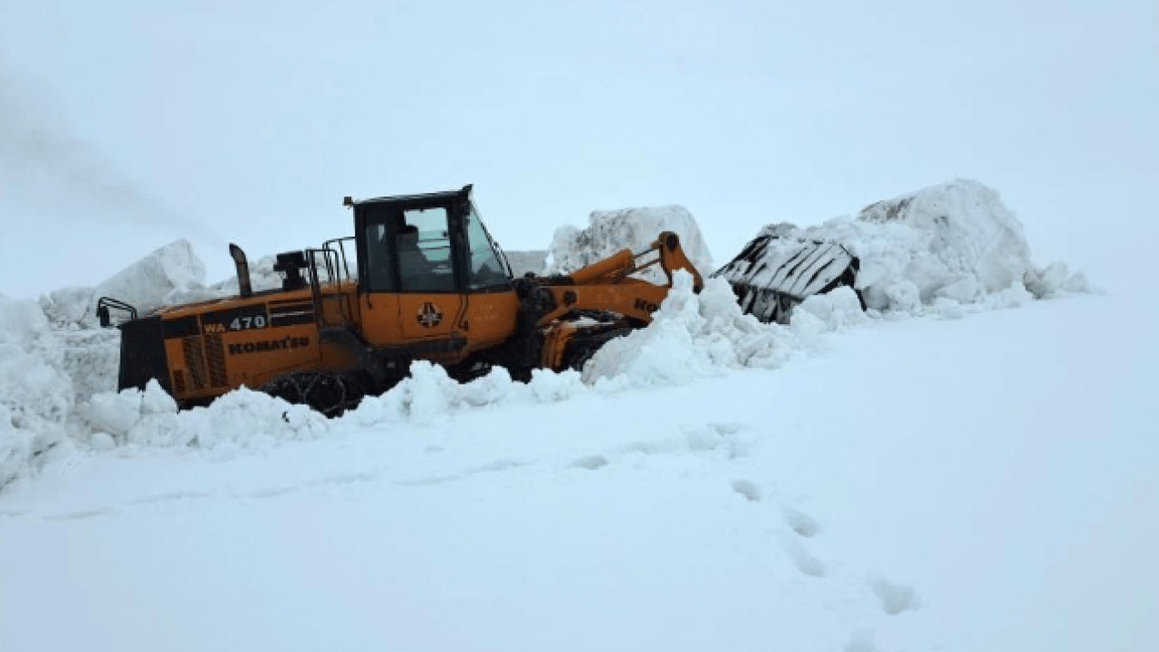 Foto - Yoğun kar yağışı hayatı durdurmuştu! 3 aydır kapalı olan yol açılıyor