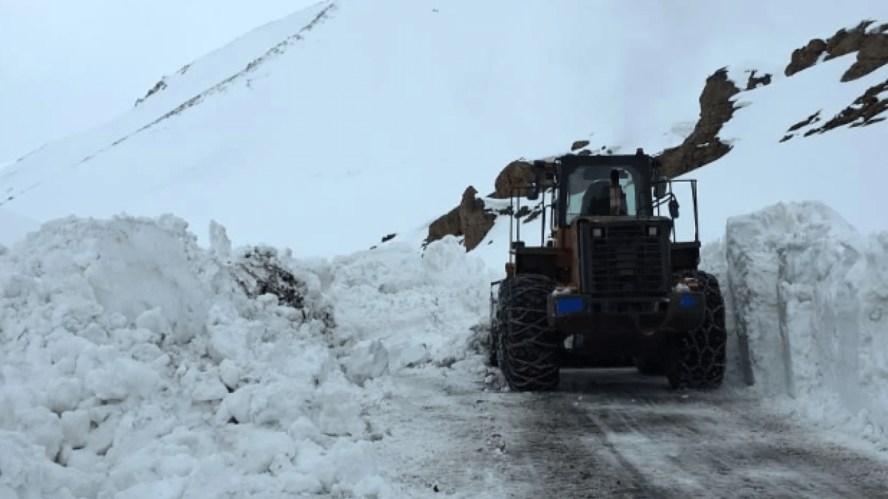 Foto - Yoğun kar yağışı hayatı durdurmuştu! 3 aydır kapalı olan yol açılıyor