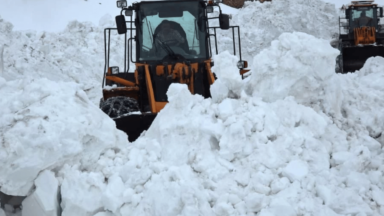 Foto - Yoğun kar yağışı hayatı durdurmuştu! 3 aydır kapalı olan yol açılıyor