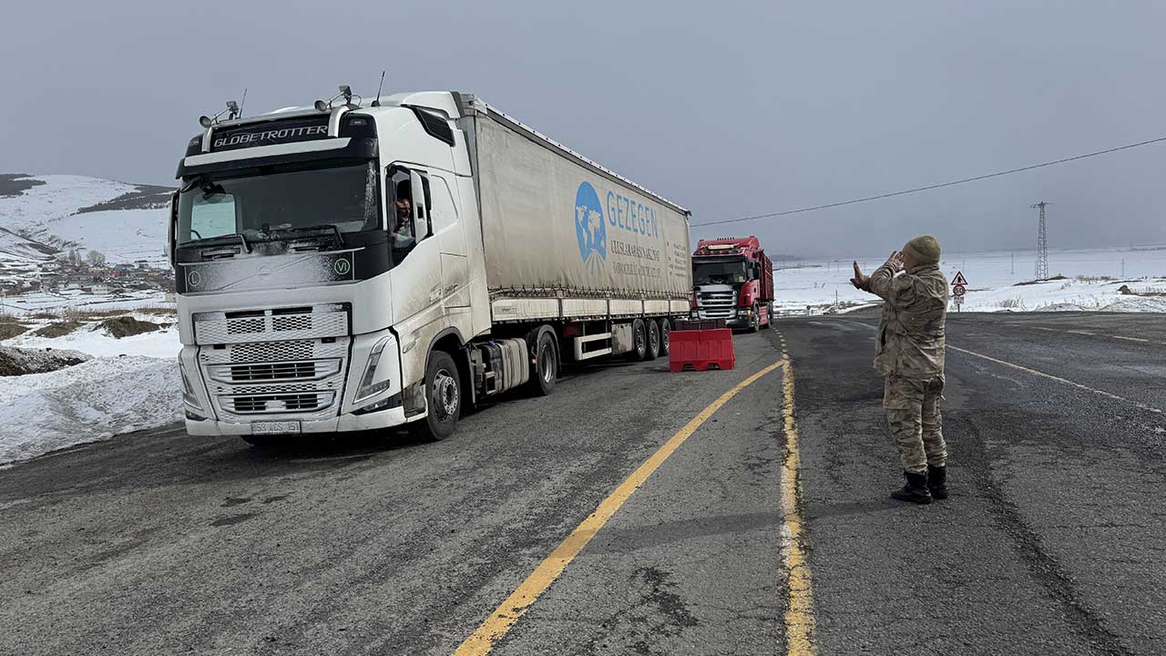 Foto - Yoğun kar yağışı karayolu ulaşıma kapandı