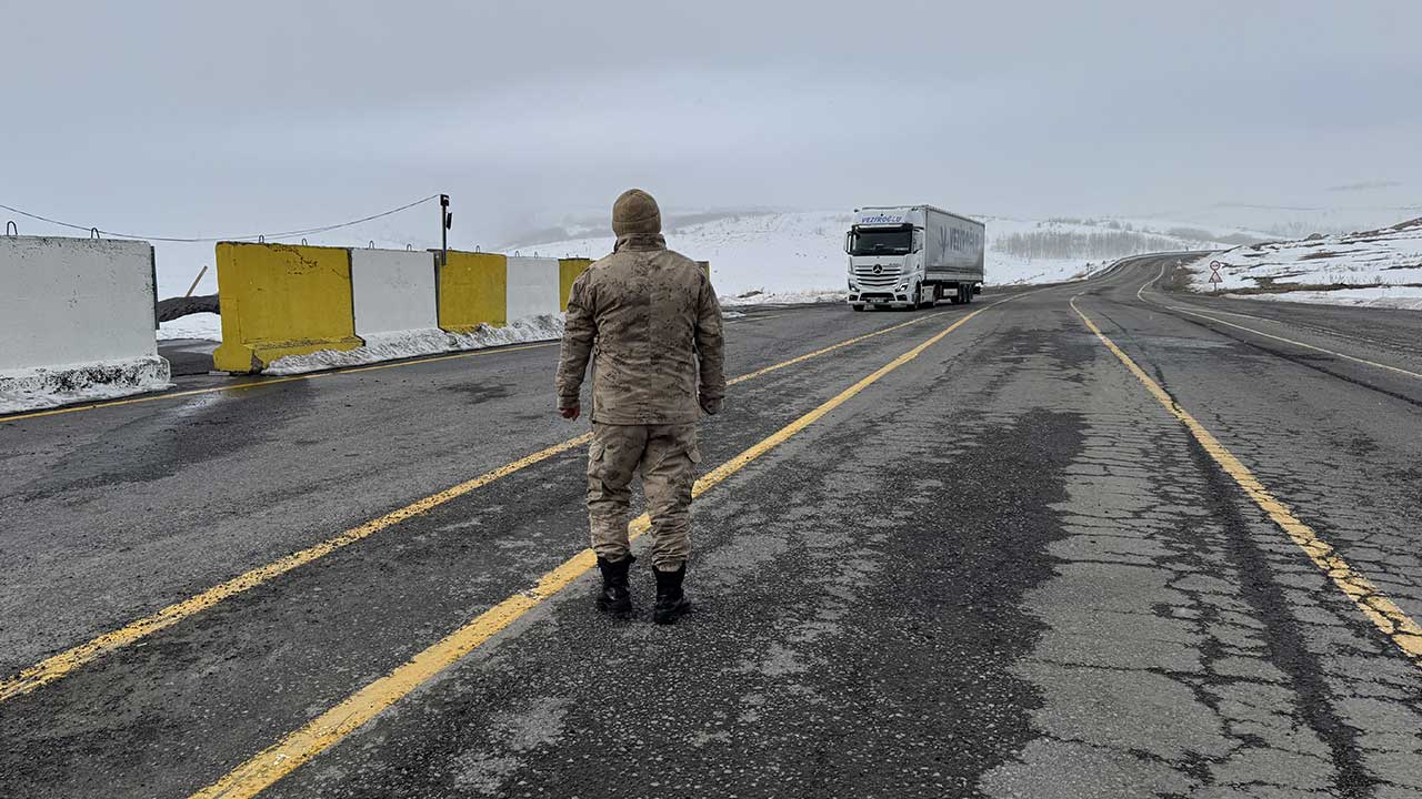 Foto - Yoğun kar yağışı karayolu ulaşıma kapandı