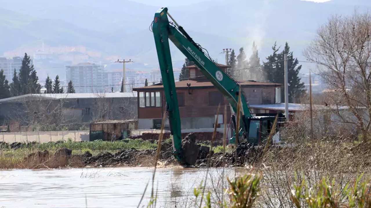 Foto - Yoğun yağış 18 ili vurdu! Devlet 604 iş makinesi ve 881 personelle sahada