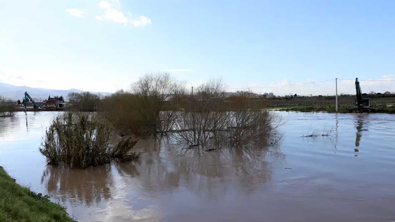 Foto - Yoğun yağış 18 ili vurdu! Devlet 604 iş makinesi ve 881 personelle sahada