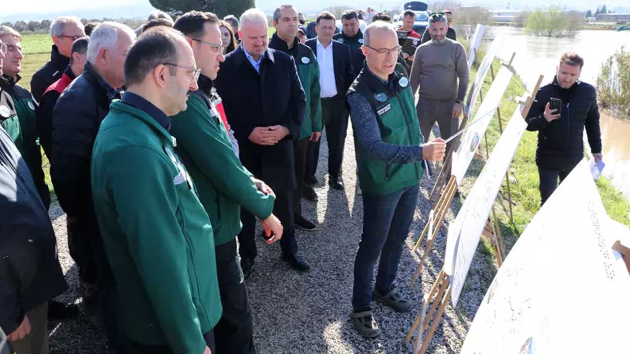 Foto - Yoğun yağış 18 ili vurdu! Devlet 604 iş makinesi ve 881 personelle sahada