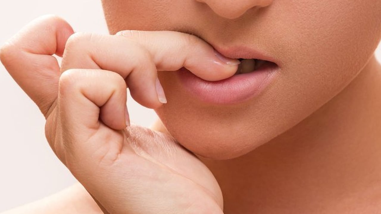 Foto - Yoğunluğu yaşanıyor! Uzmanlardan sık temas halinde tırnak iltihabı artırır açıklaması! Tırnak yemek neyin belirtisi olabilir? 