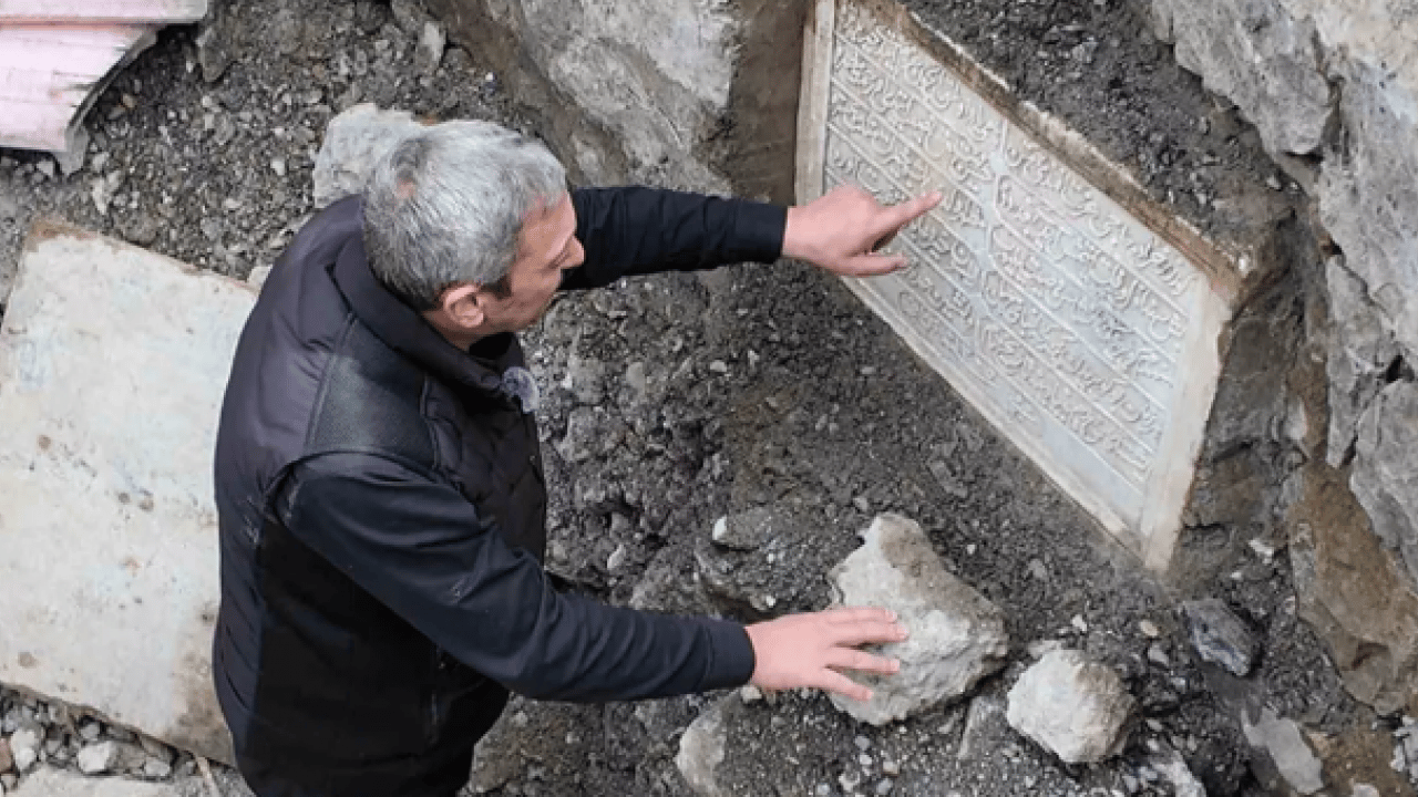 Foto - Yol çalışmasından keşfedildi: Tarihi yazıtın sırrı ortaya çıktı!