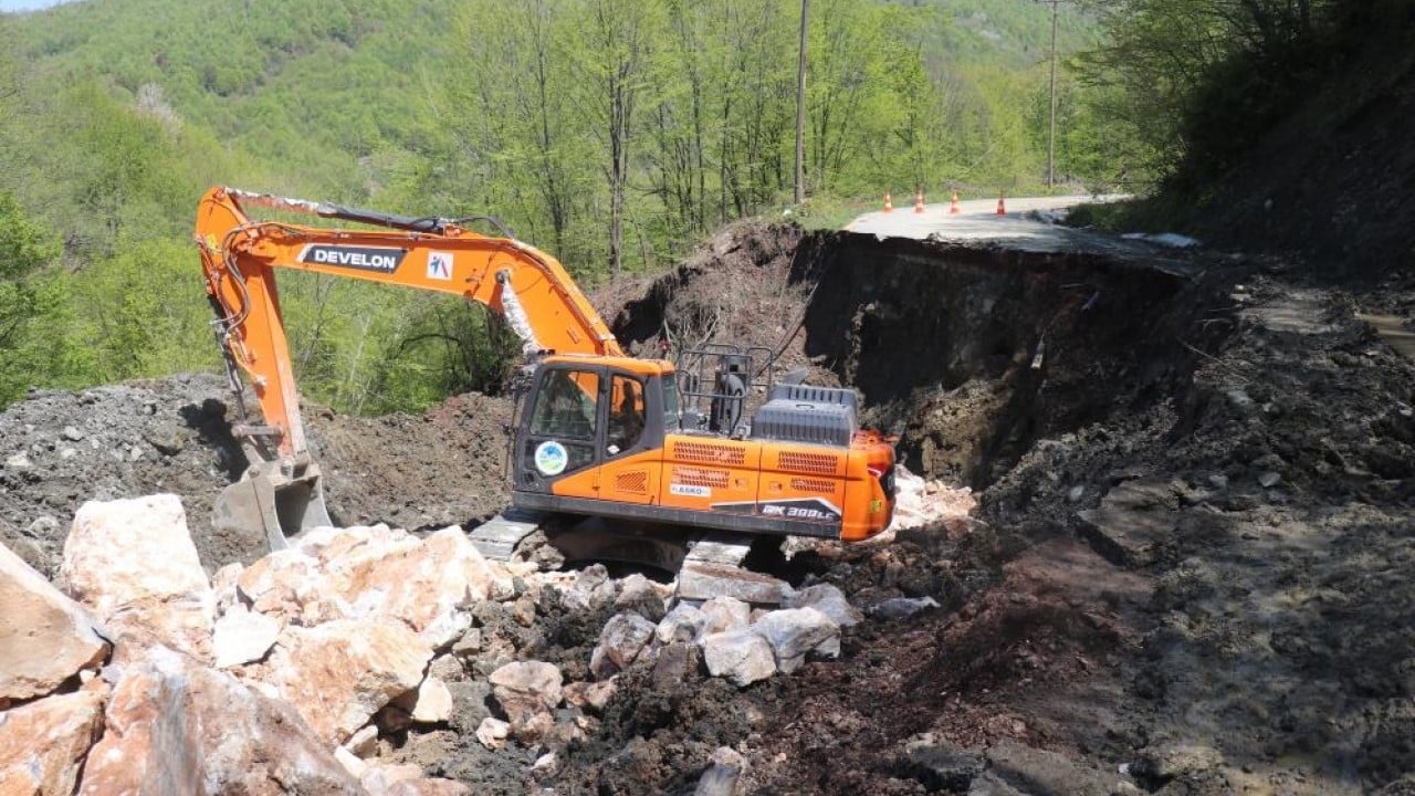 Foto - Yol çöktü 150 haneli köy mahsur kaldı