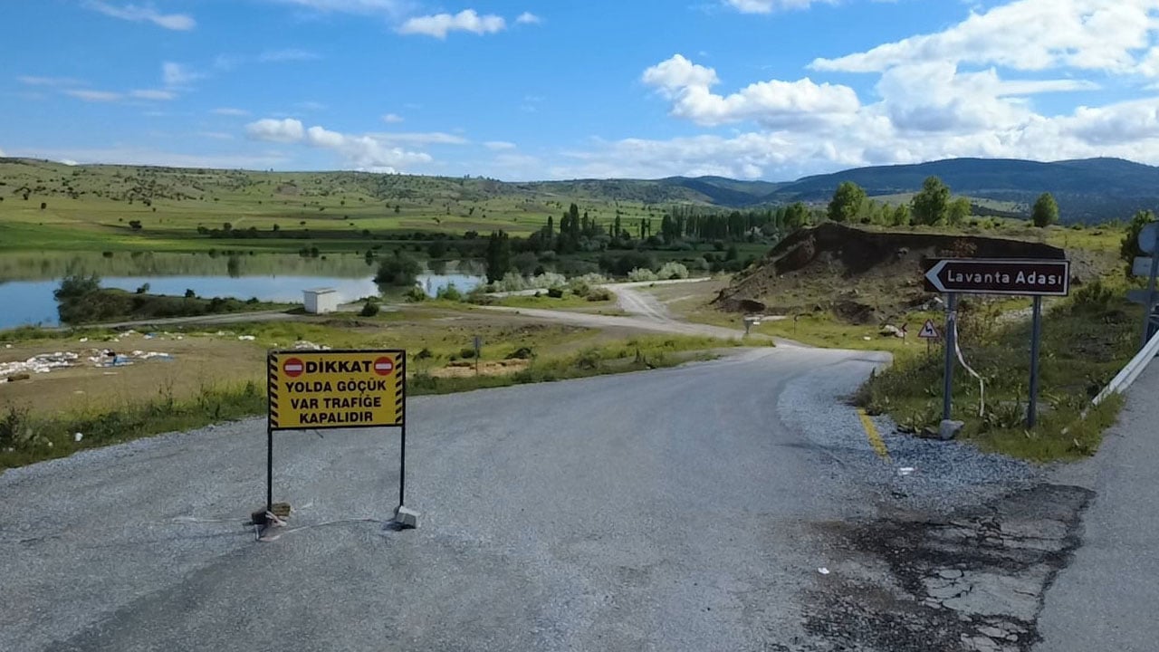 Foto - Yol sular altında kaldı! Bayram ziyaretine gittiler, köye kayıkla ulaştılar