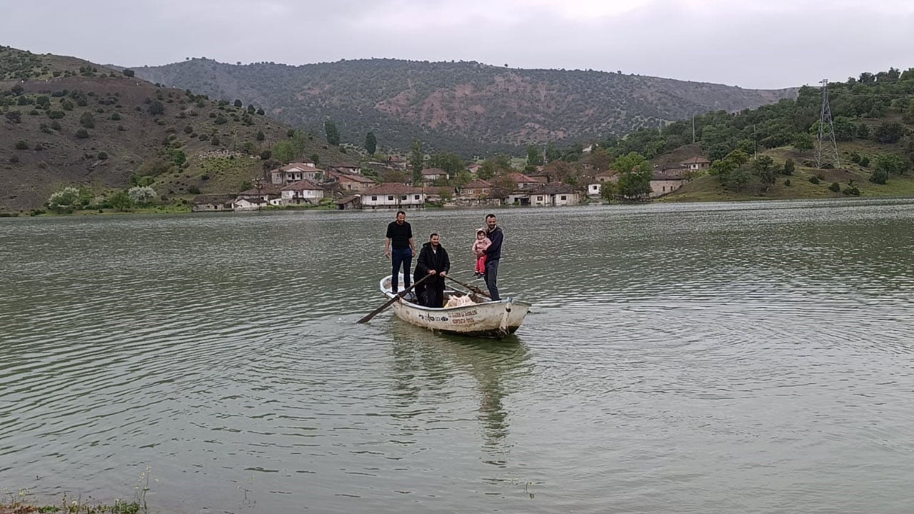 Yol sular altında kaldı! Bayram ziyaretine gittiler, köye kayıkla ulaştılar