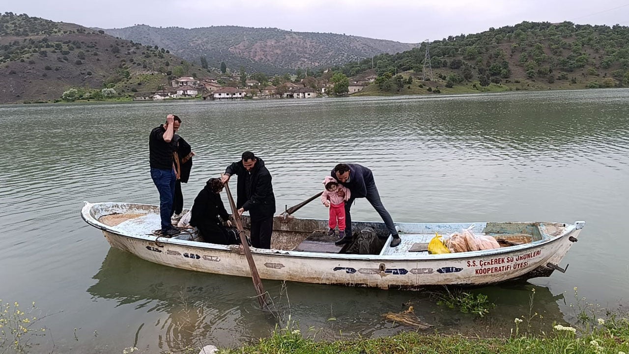 Foto - Yol sular altında kaldı! Bayram ziyaretine gittiler, köye kayıkla ulaştılar