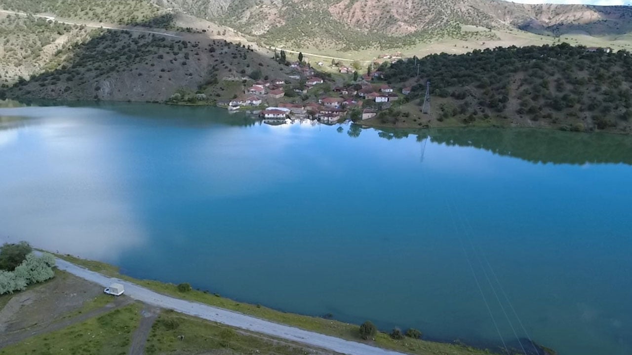 Foto - Yol sular altında kaldı! Bayram ziyaretine gittiler, köye kayıkla ulaştılar