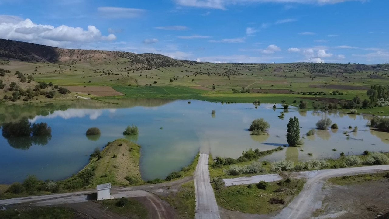 Foto - Yol sular altında kaldı! Bayram ziyaretine gittiler, köye kayıkla ulaştılar