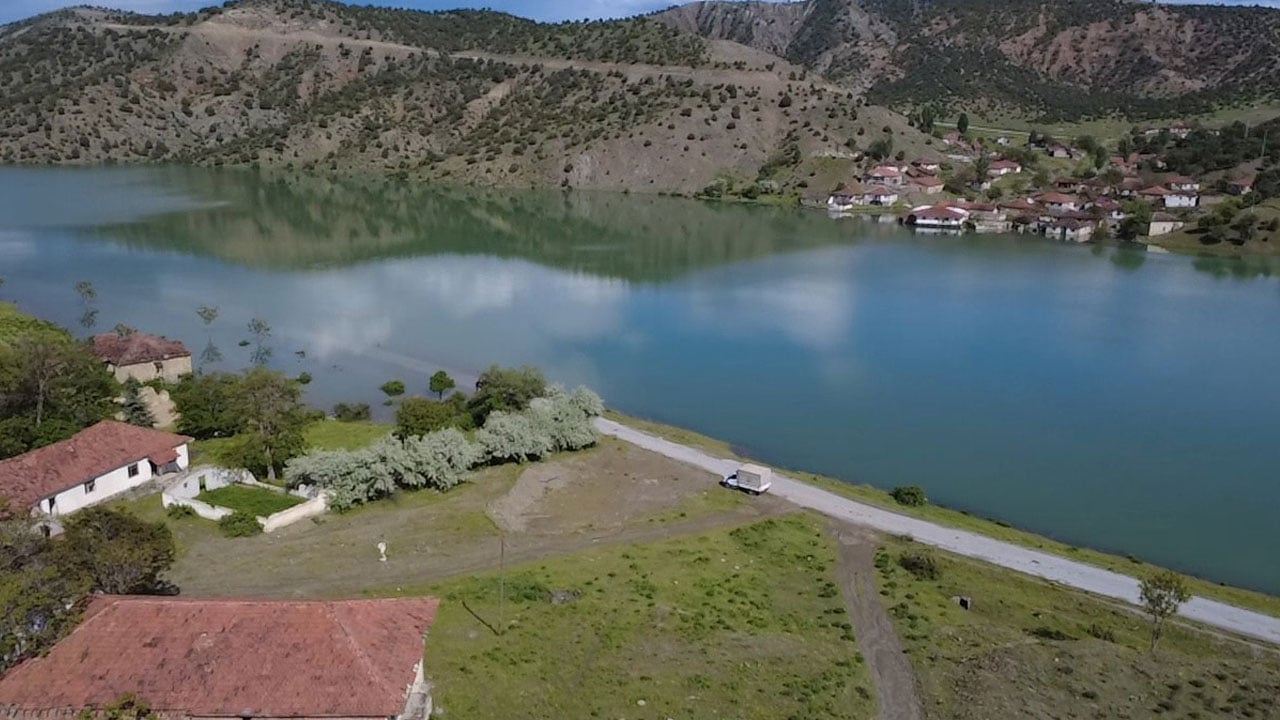 Foto - Yol sular altında kaldı! Bayram ziyaretine gittiler, köye kayıkla ulaştılar