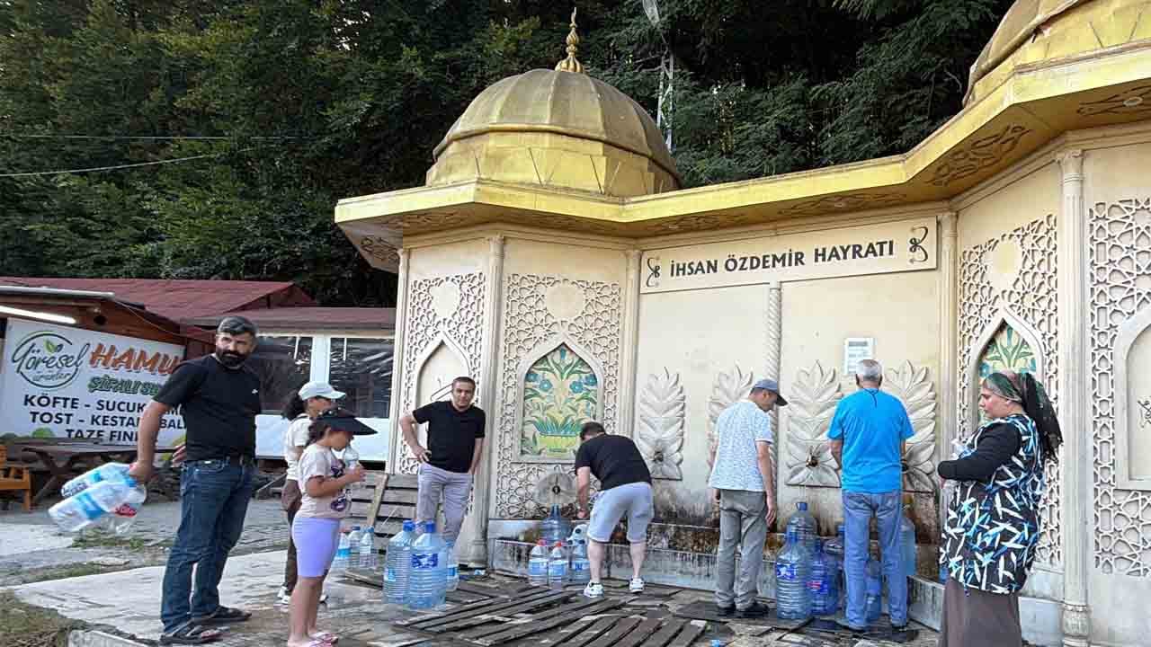 Foto - Yol üstünde şifa molası: Bidonunu alan orada!