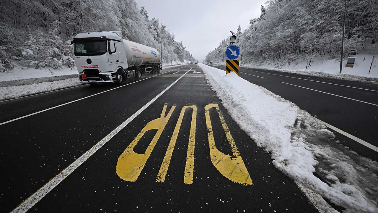 Foto - Yola çıkacaklar dikkat! Bolu Dağı'nda kar yağışı etkili oluyor