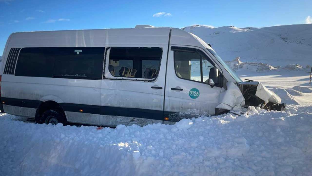 Foto - Yolcu minibüsü kaza yaptı! Çok sayıda yaralı var