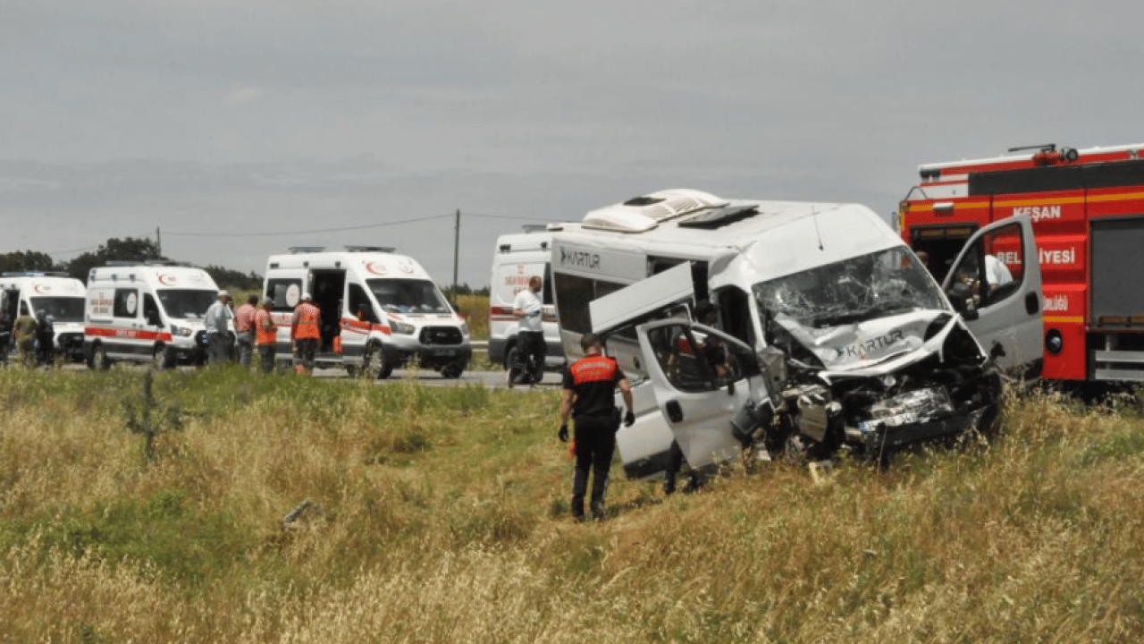 Foto - Yolcu minibüsü tıra çarptı: 16 kişi yaralandı