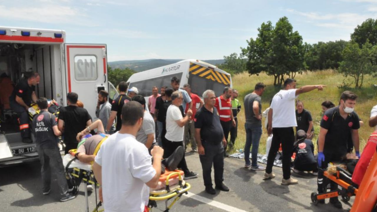 Yolcu minibüsü tıra çarptı: 16 kişi yaralandı