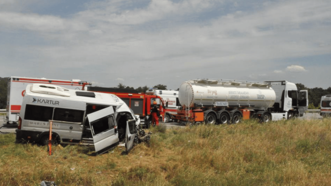 Foto - Yolcu minibüsü tıra çarptı: 16 kişi yaralandı