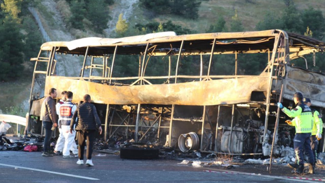 Foto - Yolcu otobüsü yangınla birlikte küle döndü! 8 can gitti, geriye enkaz kaldı! Dehşetin boyutu gün ağarınca ortaya çıktı 