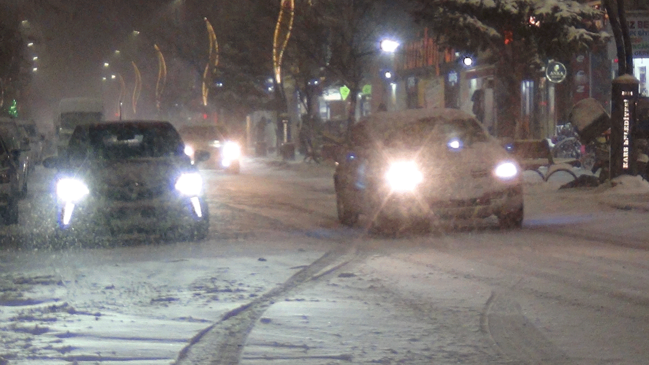 Foto - Yollar kapandı, görüş mesafesi sıfıra düştü! Kar ve tipi Kars’ta hayatı felç etti