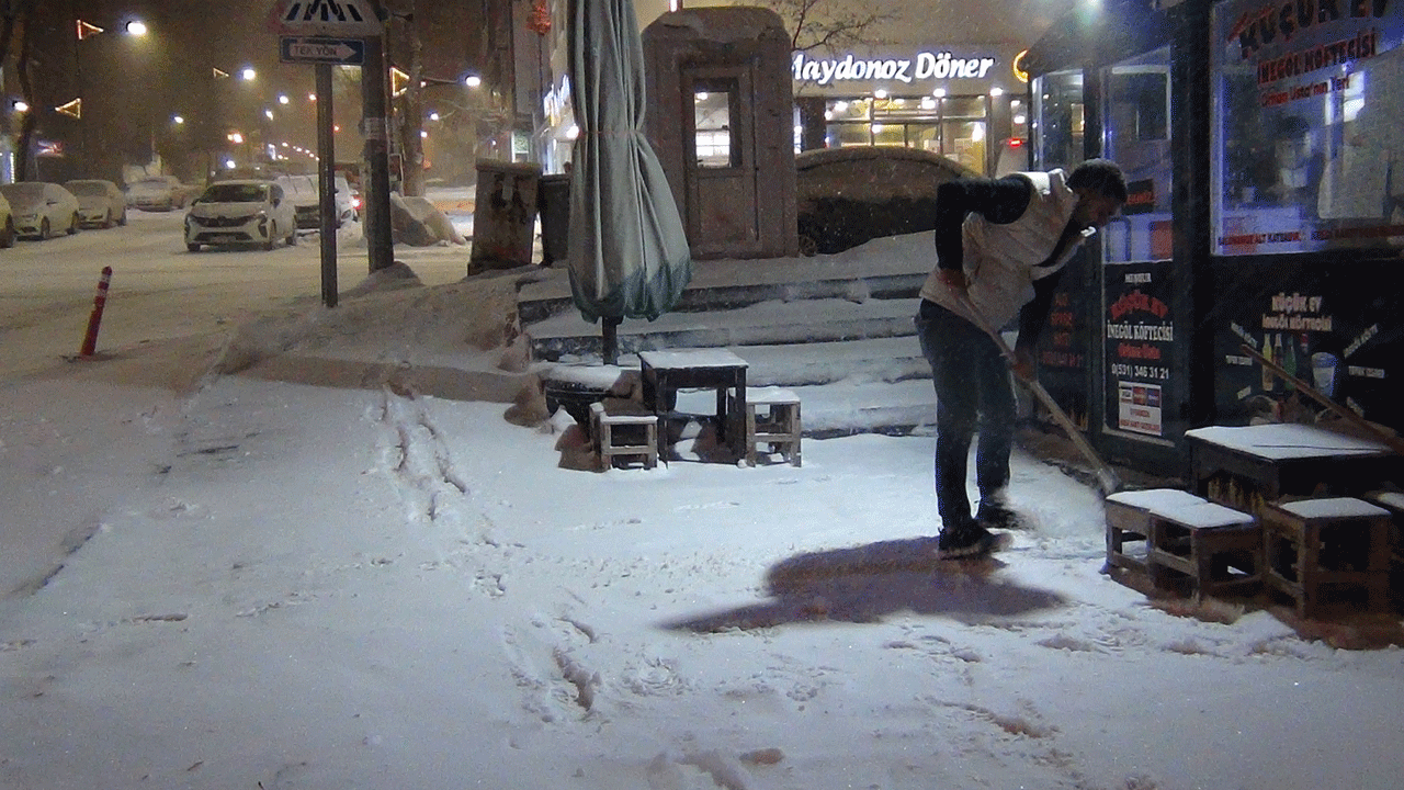 Foto - Yollar kapandı, görüş mesafesi sıfıra düştü! Kar ve tipi Kars’ta hayatı felç etti