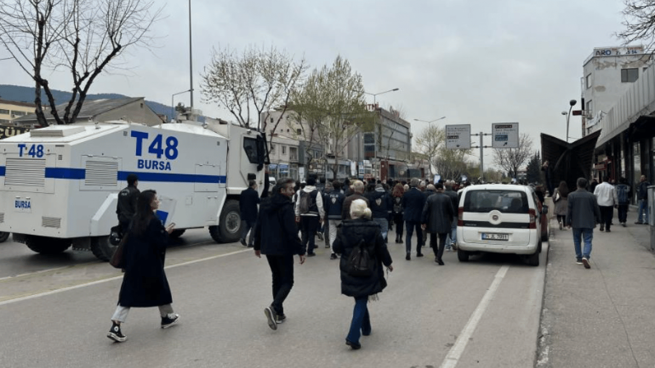 Foto - Yolsuzluk savunucuları Bursa’yı kilitledi: Terör estiren CHP’li gruba çevik kuvvet müdahalesi!