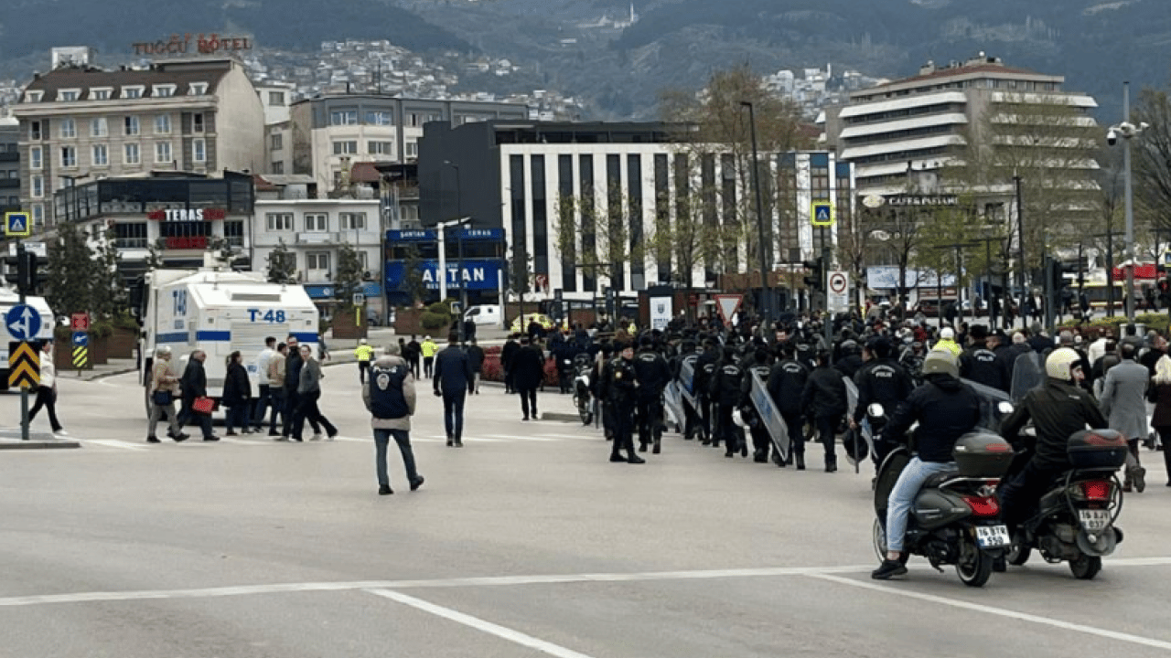 Foto - Yolsuzluk savunucuları Bursa’yı kilitledi: Terör estiren CHP’li gruba çevik kuvvet müdahalesi!