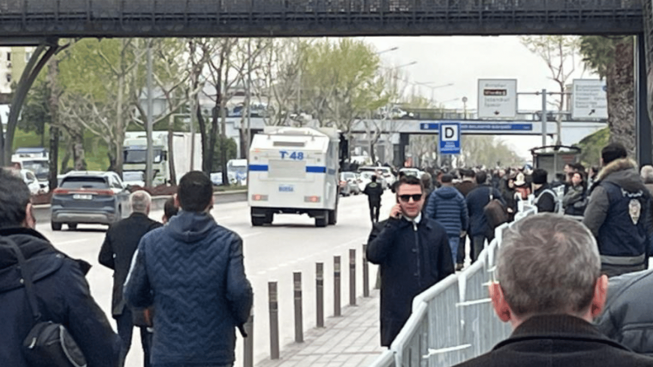 Foto - Yolsuzluk savunucuları Bursa’yı kilitledi: Terör estiren CHP’li gruba çevik kuvvet müdahalesi!