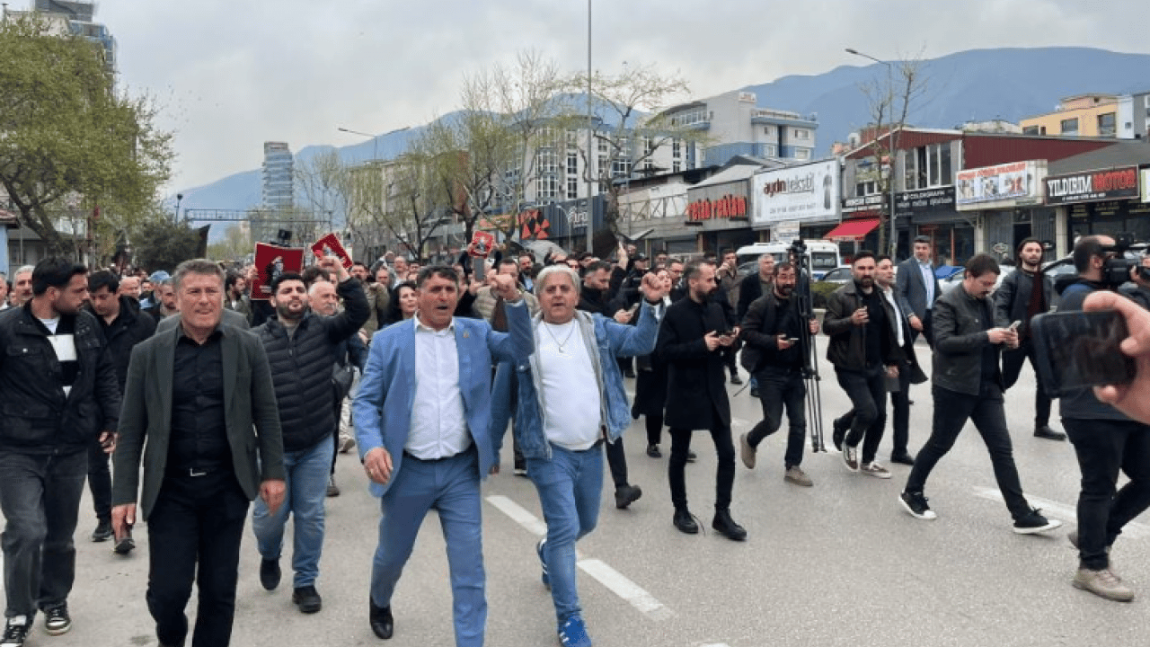 Foto - Yolsuzluk savunucuları Bursa’yı kilitledi: Terör estiren CHP’li gruba çevik kuvvet müdahalesi!
