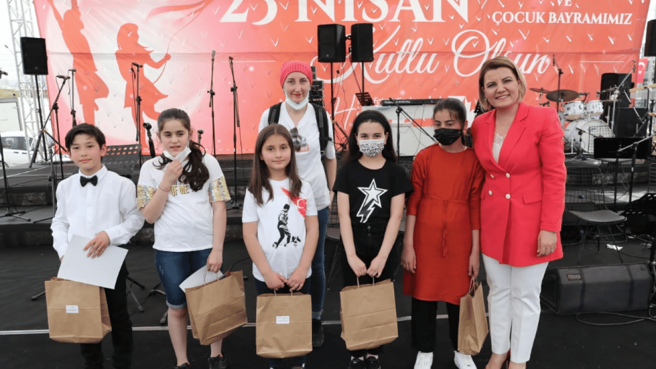 Foto - Yolsuzluk ve uçkur batağına saplanan CHP istismar sezonunu açtı: Kendi asmadıkları Atatürk’ü yapıştırdılar