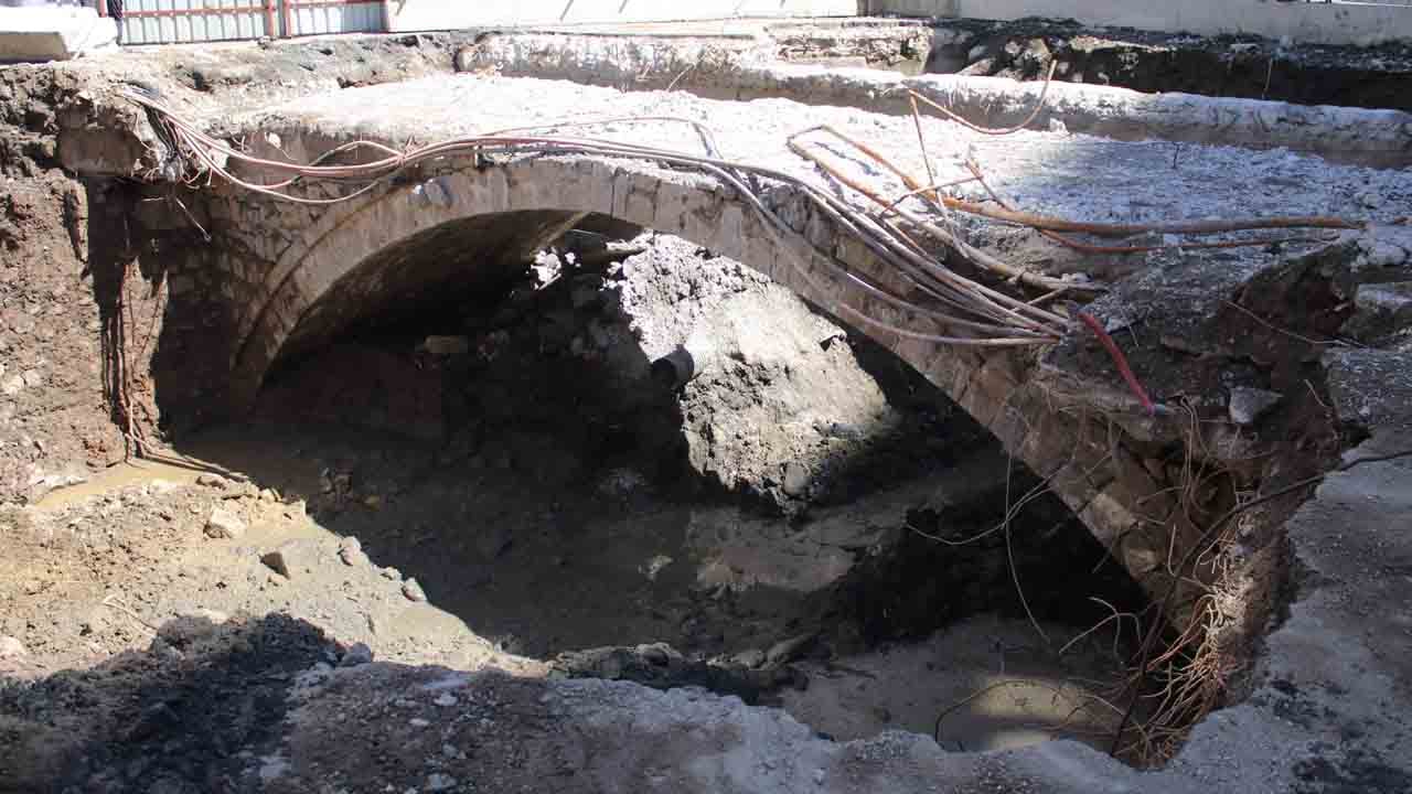 Yolun altında rastgele bulundu: Tarihi yapıya cam kafes formülü