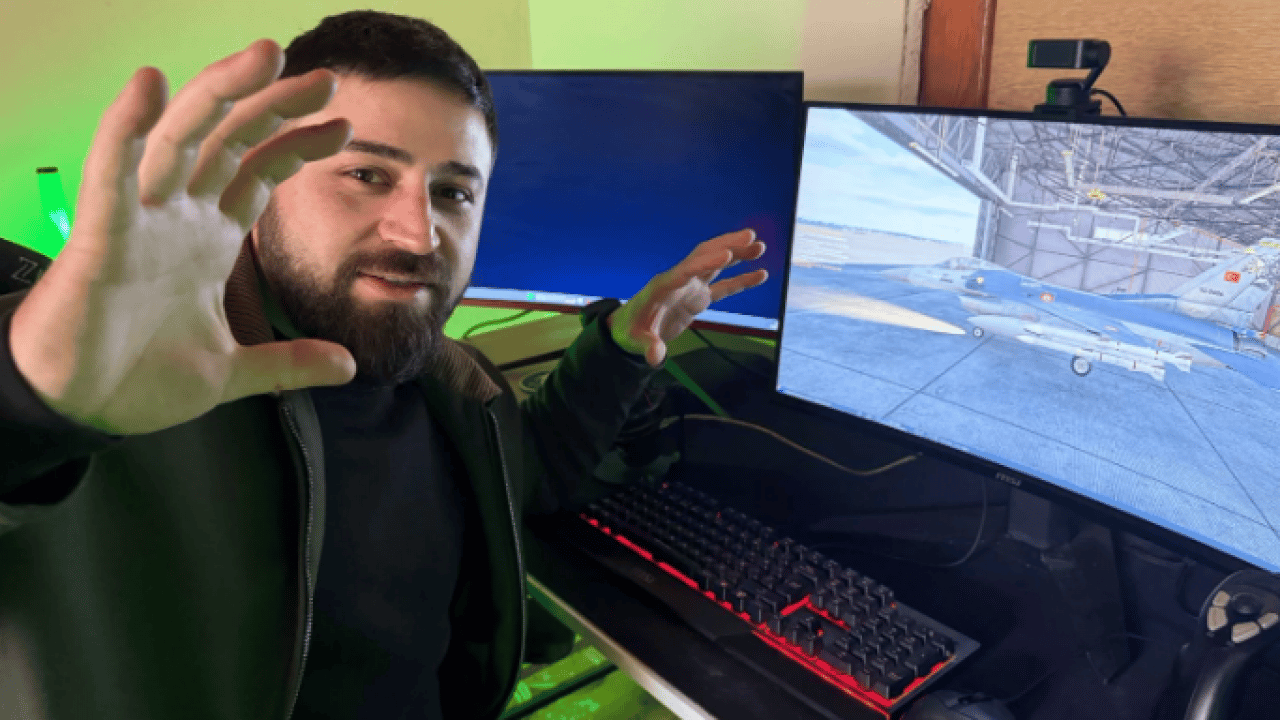 Youtuber genç dikkatleri üzerine çekti! Çatı katında sanal F16 eğitimi verdi