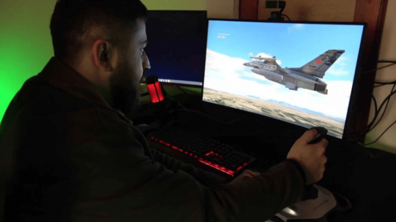 Foto - Youtuber genç dikkatleri üzerine çekti! Çatı katında sanal F16 eğitimi verdi